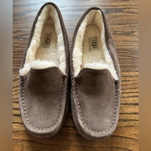 UGG women’s slippers *like new*